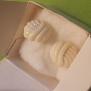 New In Box Avon Ivory Tone stud post vintage 1980 cream White